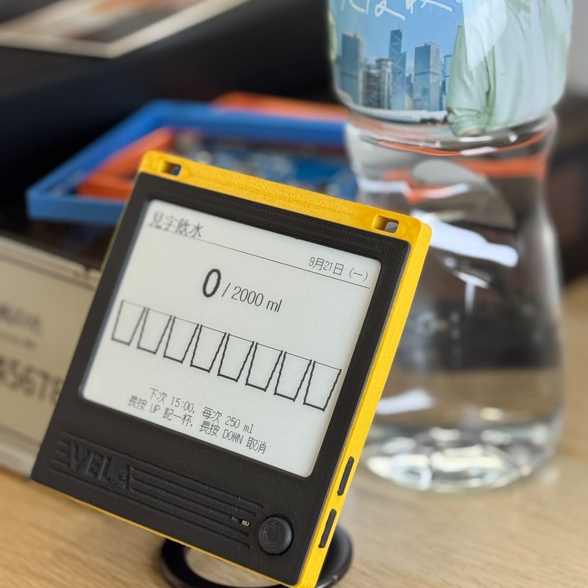 A VELA 42BW on a desk, showing 見字飲水